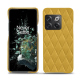 Lederschutzhülle OnePlus 10T - Jaune soulèu - Couture ( Pantone #F3B934 )