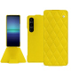 Lederschutzhülle Sony Xperia 1 V - Jaune fluo - Couture ( Pantone #c9ff57 ) 