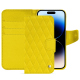 Lederschutzhülle Apple iPhone 15 Pro - Jaune fluo - Couture ( Pantone #c9ff57 ) 