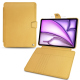 Lederschutzhülle für Apple iPad Air 13 (2024) - Or Maïa ( Pantone 871C ) 