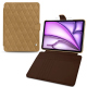 Funda cartera de piel para Apple iPad Air 13 (2024) - Sable vintage - Couture ( Pantone #9b7340 ) 
