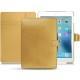 Capa em pele Apple iPad Pro 9.7" - Or Maïa ( Bologna Hi Gloss Metallic - Pantone 871C ) 