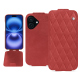 Housse cuir Apple iPhone 16 - Cerise vintage - Couture ( Pantone #a6302e ) 