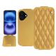 Housse cuir Apple iPhone 16 - Or Maïa - Couture ( Pantone 871C ) 