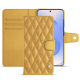 Capa de couro para carteira Samsung Galaxy S25 - Or Maïa - Couture ( Pantone 871C ) 