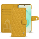 Lederschutzhülle Samsung Galaxy S25+ - Jaune soulèu - Couture ( Pantone #F3B934 )