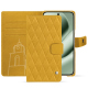 Lederschutzhülle Google Pixel 10 Pro XL - Jaune soulèu - Couture ( Pantone #F3B934 )