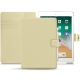 Capa em pele Apple iPad 9.7" (2018) - Beige ( Nappa - Pantone 7502C ) 
