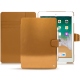 가죽 커버 Apple iPad 9.7" (2018) - Or Maïa ( Pantone 871C ) 