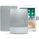 Housse cuir Apple iPad 9.7" (2018) - Platinium ( Pantone 877C ) 