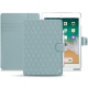 Housse cuir Apple iPad 9.7" (2018) - Bleu ciel - Couture ( Nappa - Pantone 277C ) 